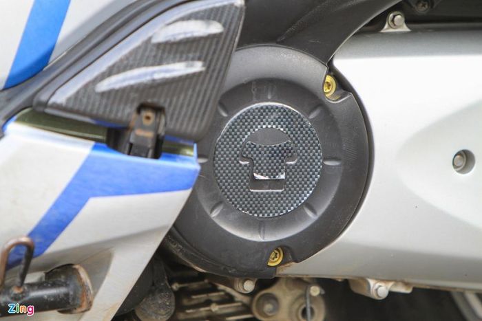 Lốc máy dán decal giả carbon, tuy nhiên chi tiết này chưa được trau chuốt nhiều nên vẫn hơi thô. Gác chân của người ngồi sau được sơn carbon chất liệu tốt hơn.