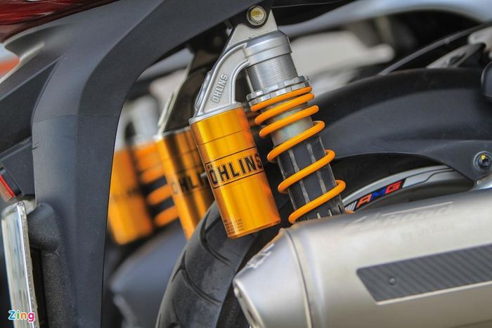 Ngoài ra, không thể không nhắc tới cặp phuộc sau hiệu Ohlins dành cho xe SH. Ohlins là thương hiệu sản xuất giảm sốc xe máy nổi tiếng, chuyên cung cấp phuộc cho xe đua MotoGP. Loại giảm sốc này cứng và ổn định, giúp xe an toàn ở tốc độ cao.