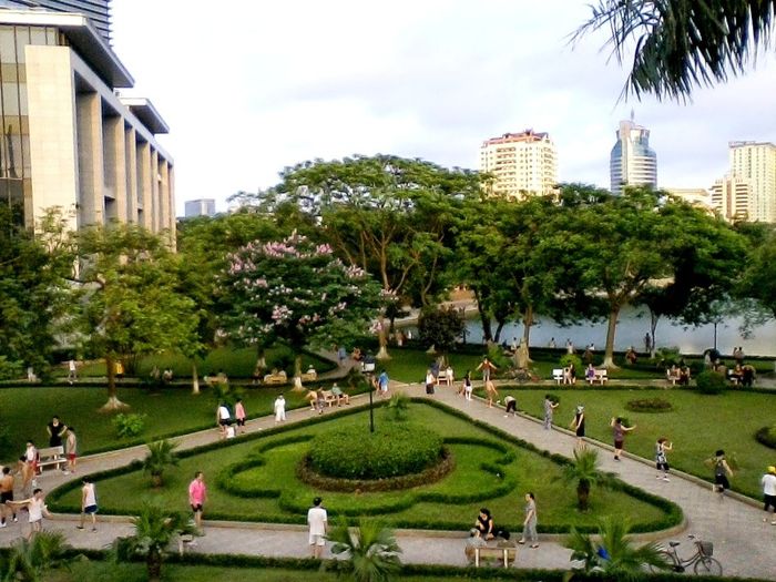  7. Công viên Indira GandhiCông viên nằm đối diện Trung tâm chiếu phim Quốc Gia tại 16B phố Láng Hạ, quận Ba Đình, Hà Nội. Công viên được lấy tên của một vị anh hùng giải phóng dân tộc của Ấn Độ- Indira Gandhi. Ngày 9- 10- 2004 nhân dịp kỉ niệm 50 năm Giải phóng Thủ đô, thành phố Hà Nội đã đặt tên mới cho Công viên hồ Thành Công là công viên Indira Gandhi. Công viên rất rộng và đẹp, có đường đi quanh hồ được kè đá cẩn thận. Nước hồ đã được cải tạo trong xanh và sạch sẽ, có đài phun nước hoành tráng ở chính giữa hồ. Công viên là nơi tập thể dục lý tưởng cho mọi người xung quanh. Tượng Indira Gandhi được quay về phía Bắc, trông ra cổng chính đường Láng Hạ trông bề thế và uy nghiêm.