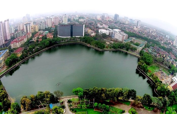  4. Công viên Nghĩa ĐôĐược xây dựng nhằm kỉ niệm 50 năm giải phóng Thủ đô, công viên Nghĩa Đô từ lâu đã trở thành một địa điểm vui chơi quen thuộc của nhiều đứa trẻ. Một trong số những đặc điểm nổi bật của công viên là cho phép người dân được câu cá trong hồ và có khu tập thể thao do người nước ngoài đầu tư. Hiện tại công viên này đã mở cửa miễn phí phục vụ người dân.