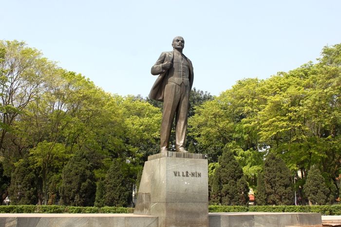 10. Công viên Lê NinKhuôn viên của công viên có hình tam giác, với tổng diện tích là 17.183 m2, trong đó bao gồm quần thể kiến trúc tượng đài Lê Nin. Công viên Lê Nin trước đây được gọi là vườn hoa Chi Lăng. Trước đó nữa, công viên mang tên Vườn hoa Canh Nông, do người Pháp xây dựng vào thời Pháp thuộc và đặt tên vậy vì ở đó từng có một bức tượng hình người nông dân kéo cày. Đến ngày 7 tháng 10 năm 2003 vườn hoa Chi Lăng được gắn biển, đổi tên thành Công viên V.I Lê Nin. Trước khi vườn hoa Chi Lăng đổi tên, tên gọi Công viên Lê Nin đã được dùng cho Công viên Thống Nhất hiện nay. Sau ngày 7/10/2003, Công viên Thống Nhất được khôi phục tên cũ.