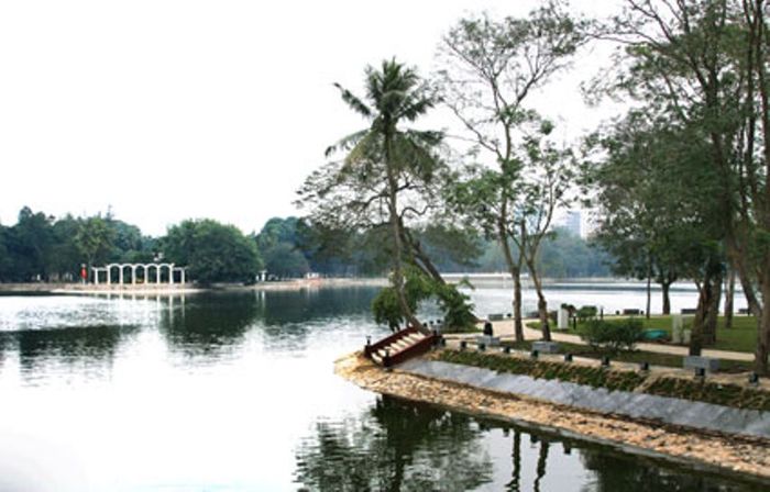  2. Công viên Thống NhấtLà một trong những công viên lớn ở Hà Nội, có hồ Bẩy Mẫu nằm ở trung tâm, công viên Thống Nhất được nhiều bạn trẻ chọn là địa điểm để học tập, hoạt động văn nghệ, ngoại khóa. Nơi đây cũng có nhiều công trình kiến trúc đẹp mắt và góp phần làm cho cảnh quan thiên nhiên sinh động hơn.