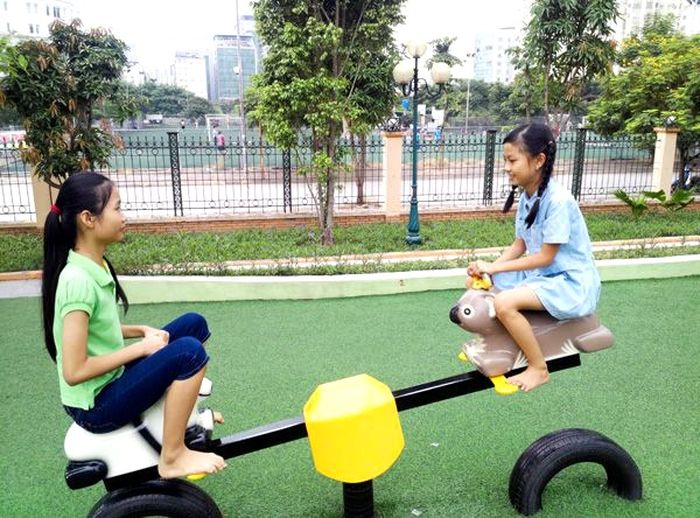 5. Công viên Cầu GiâýNằm trên đường Thành Thái, quận Cầu Giấy, công viên Cầu Giấy được đánh giá là nơi thu hút đông đảo các bạn trẻ nhất vì nó nằm giữa các khu chung cư trong khu đô thị mới, nhiều trường đại học lớn và mở cửa miễn phí cho người dân vào vui chơi. Điều làm nên sự hấp dẫn của công viên Cầu Giấy là sự mới mẻ và hiện đại của các hạng mục công trình, khu hồ sinh thái, nơi tập thể dục và các trò chơi hấp dẫn.