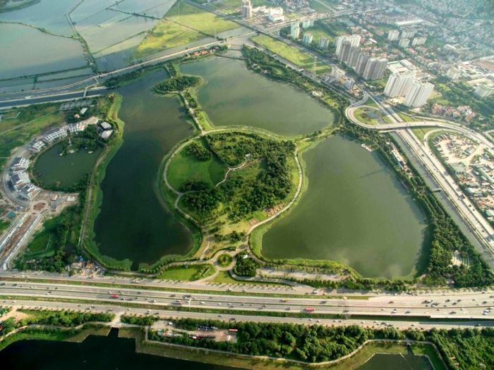  6. Công viên Yên SởLà công viên xanh lớn nhất Hà Nội, Yên Sở có tổng diện tích 323 ha nằm trong tổ hợp trung tâm thương mại và khách sạn 5 sao Gamuda Gardens. Tọa lạc tại cửa ngõ phía Nam và được ví như lá phổi xanh của thủ đô Hà Nội. Công viên bao gồm các công trình như nhà triển lãm nghệ thuật, nhà thuyền, rạp hát ngoài trời, vườn mê cung, làng văn hóa và rất nhiều cảnh quan khác. Công viên được Giải thưởng cao quý về Thiết kế Kiến trúc cảnh quan năm 2011 do Viện Kiến trúc cảnh quan Malaysia trao tặng.