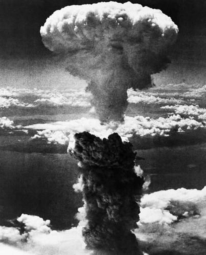 Vài ngày sau, ngày 9/8/1945, Mỹ thả quả bom hạt nhân thứ 2 xuống Nagasaki, Nhật Bản, khiến khoảng 40.000 người chết.