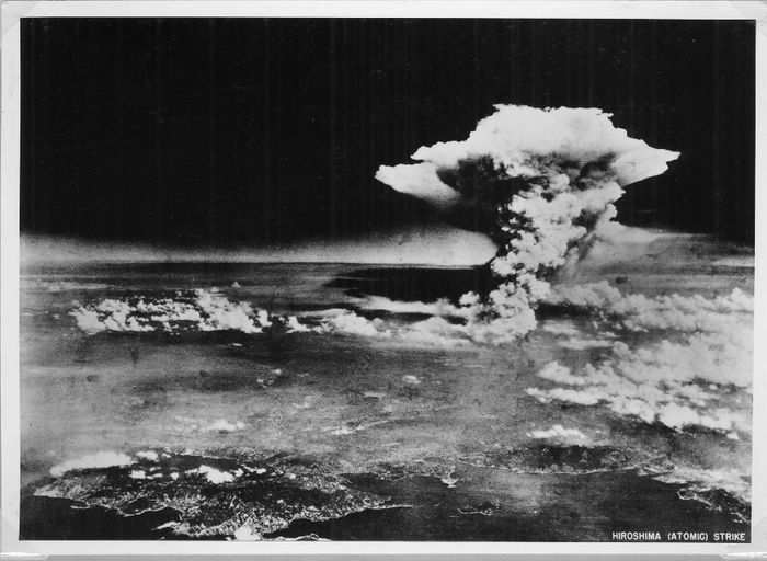 Ngày 6/8/1945, Mỹ thả bom nguyên tử đầu tiên trong lịch sử xuống thành phố Hiroshima, Nhật Bản. Hậu quả là khoảng 80.000 người thiệt mạng.