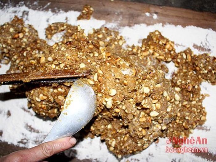 Một mẻ kẹo chuẩn bị được vo viên