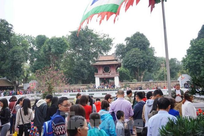 Theo ông Lê Xuân Kiêu, Giám đốc Trung tâm Hoạt động Văn hóa khoa học Văn Miếu-Quốc Tử Giám, năm ngày đầu xuân ước tính 140 nghìn lượt vé bán ra và khoảng 30-40 nghìn lượt miễn phí vào Văn Miếu-Quốc Tử Giám. Ảnh: Nguyên Khánh