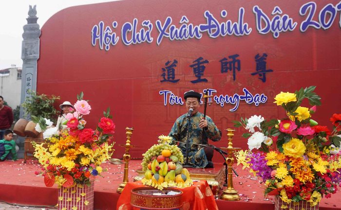 Chương trình nghệ thuật do các nghệ sỹ chuyên nghiệp biểu diễn bên Hồ Văn thu hút người xem nhất là hát văn, xẩm. Ảnh: Nguyên Khánh