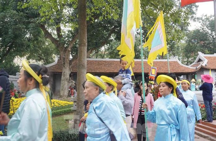 Đoàn tế lễ làm không khí thêm rộn ràng. Ảnh: Nguyên Khánh