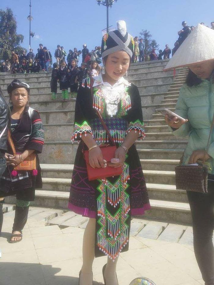 Nhiều khách du lịch khi đến Tây Bắc đều không khỏi trầm trồ trước vẻ đẹp của những cô gái dân tộc nơi đây. Ai ai cũng phải xin chụp với họ một tấm ảnh để làm kỷ niệm. Ảnh: Lương Hải Li Li.