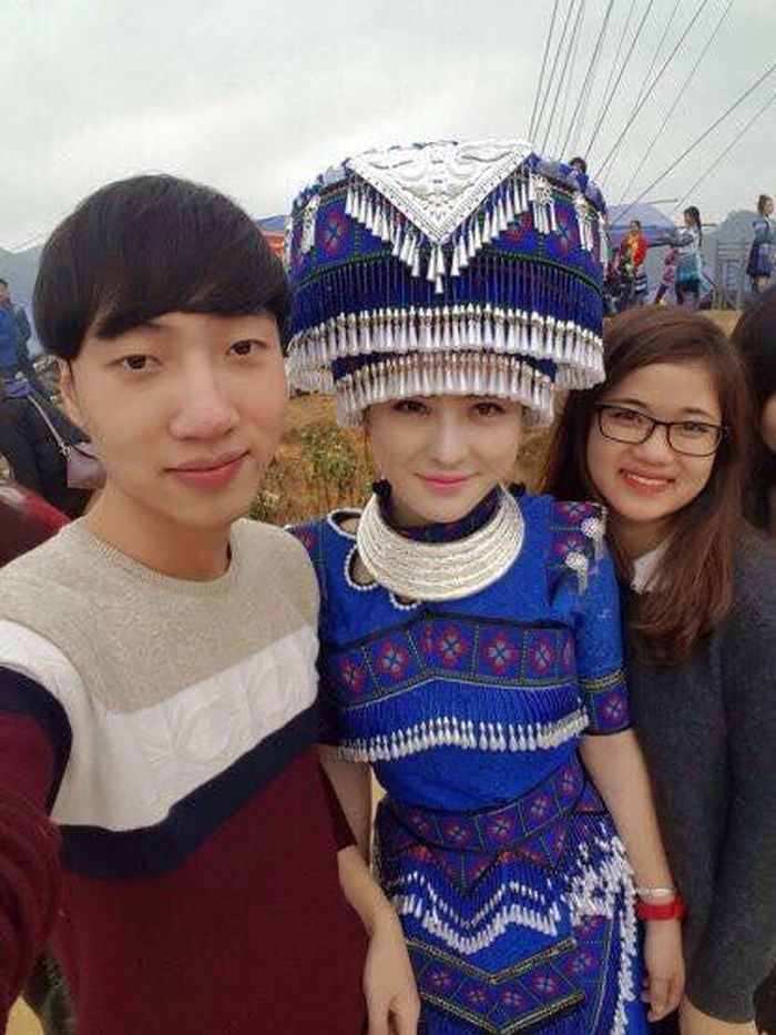 Được biết, dù đang được cư dân mạng ráo riết truy tìm danh tính nhưng cô gái H'Mông xinh đẹp lại không có tài khoản riêng trên mạng hay sử dụng Facebook. Ảnh: Hoàng Sơn.