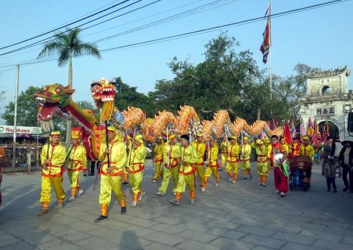 Đoàn múa rồng trong lễ rước nước, tế cá. Ảnh: Nguyễn Lành - TTXVN