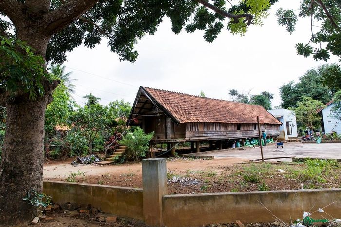 Tới Buôn Ma Thuột, chúng tôi tìm đến buôn Ako Dhong, nơi được mệnh danh là buôn làng giàu đẹp nhất của Tây Nguyên.