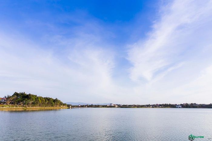 Hồ Tây nằm ở trung tâm thị trấn, là nơi tập trung người dân, du khách đến vui chơi, thưởng ngoạn. Có thể thấy hồ Tây đẹp không thua kém gì hồ Xuân Hương của thành phố Đà Lạt.