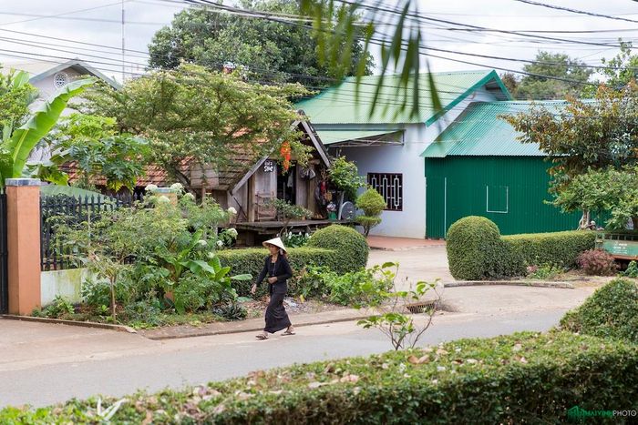 Người dân trong buôn vẫn giữ được thói quen mặc trang phục truyền thống. Du khách cũng rất thích thú khi ghé thăm các cửa hàng thủ công mỹ nghệ nơi đây.