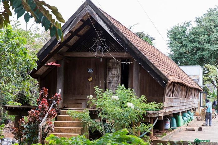 Dọc con đường trải nhựa là hàng chục nhà dài lớn nhỏ. Có những nhà dài được đầu tư làm mới rất đẹp để phục vụ du lịch, bên cạnh đó còn những nhà dài vẫn giữ được nét cổ xưa.