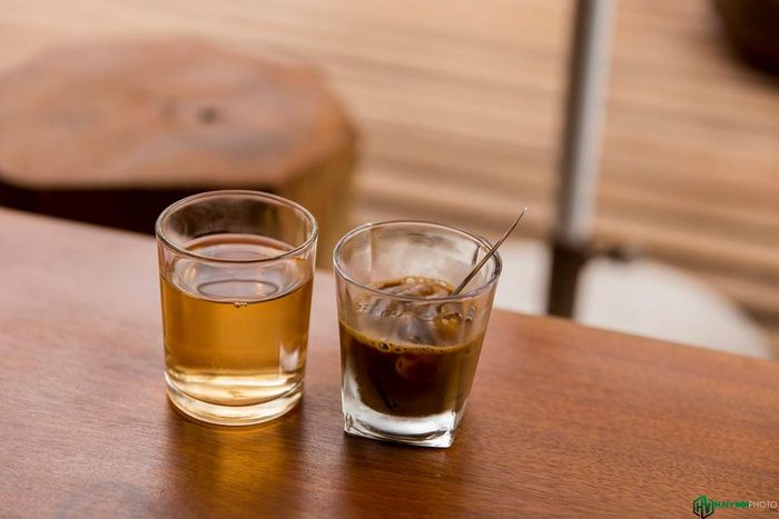 Du khách sẽ thưởng thức cà phê trong những ly nhỏ chứ không như Sài Gòn uống trong những ly lớn. Mùi vị cà phê thơm nồng, hấp dẫn, uống trong không khí se lạnh của vùng cao càng thích thú. Bên cạnh đó còn có ly trà gừng nóng hổi.