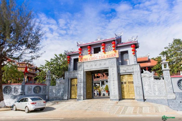 Chia tay với buôn Ako Dhong, chúng tôi quay trở lại trung tâm và ghé thăm ngôi chùa Khải Đoan, một trong những ngôi chùa đẹp nhất Tây Nguyên với kiến trúc độc đáo, làm hoàn toàn bằng gỗ.