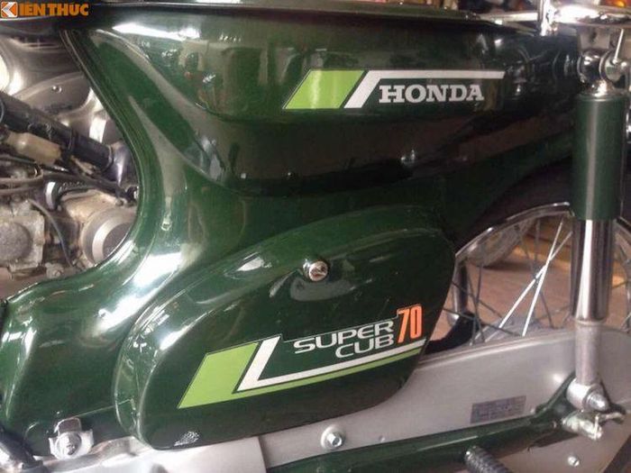 Nước sơn màu xanh "vỏ dưa" cũng là một điểm đặc trưng của Cub 81, kèm bộ tem với thiết kế góc cạnh hơn. Màu sơn của chiếc xe này vẫn còn giữ được độ bóng sau nhiều năm "đắp chiếu".