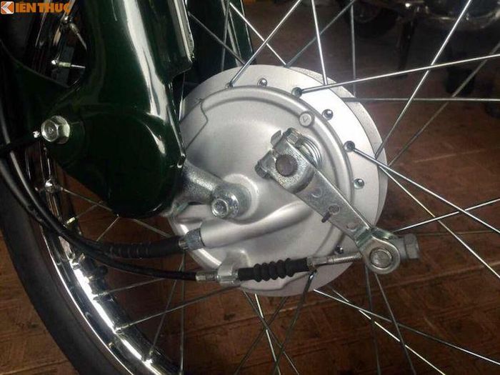 Do chạy ít nên những chi tiết trên chiếc Super Cub này đều ở trong tình trạng hoàn hảo. Ở phía trước, moay-ơ cùng phần chân phuộc "giò gà" của chiếc xe vẫn còn lấp lánh ánh sơn và hoàn toàn không có một vết trầy xước, trong khi hệ thống phanh trước chưa từng được tăng chỉnh.