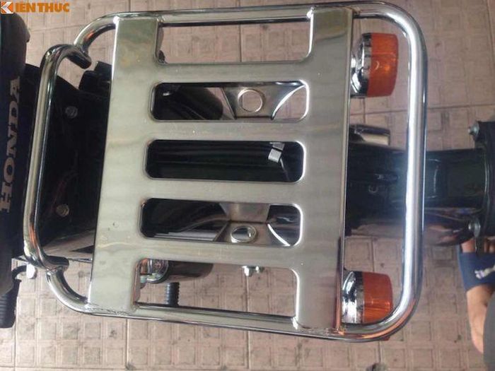 Dù có để chân sau nhưng những chiếc Cub nhập khẩu từ Nhật lại được trang bị baga do luật pháp tại quốc gia này hạn chế việc đèo người trên các dòng xe phân khối nhỏ và cấm đèo người bằng xe đạp. Ngoài ra, baga được lắp thêm còn có tác dụng dễ dàng gắn thêm các thùng phụ kiện khác nhau để chở hàng.