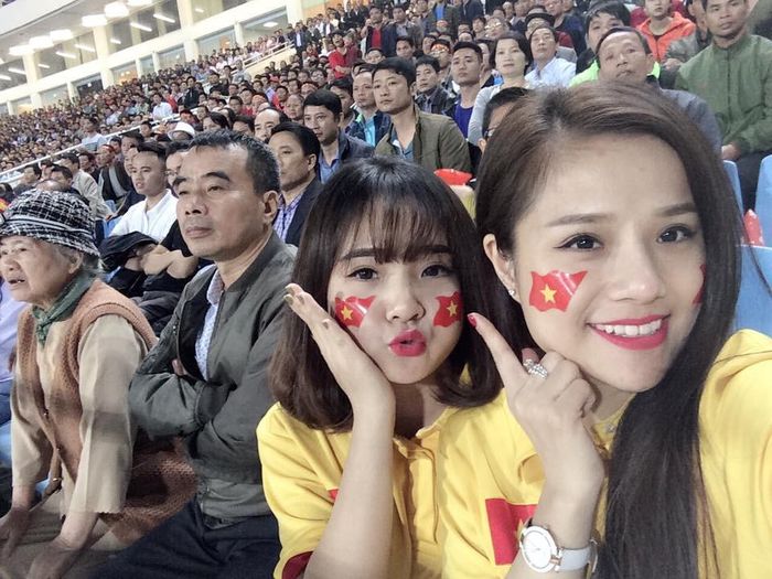 Không chỉ gây chú ý sau sự cố hy hữu vừa qua, Võ Thương còn từng là gương mặt được săn lùng khi xuất hiện trên hàng ghế khán giả, cổ vũ cho đội tuyển Việt Nam trong trận bán kết lượt về AFF Cup 2016 gặp Indonesia trên sân nhà hôm 7/12/2016.