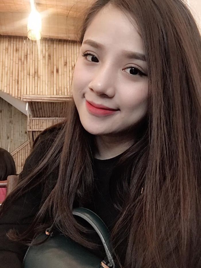 Những bức ảnh "nhỡ tay làm rụng bưởi" được Thương chia sẻ hôm 11/2 vừa qua, khi cô và em gái đang đi lễ tại Phủ Tây Hồ, Hà Nội.
