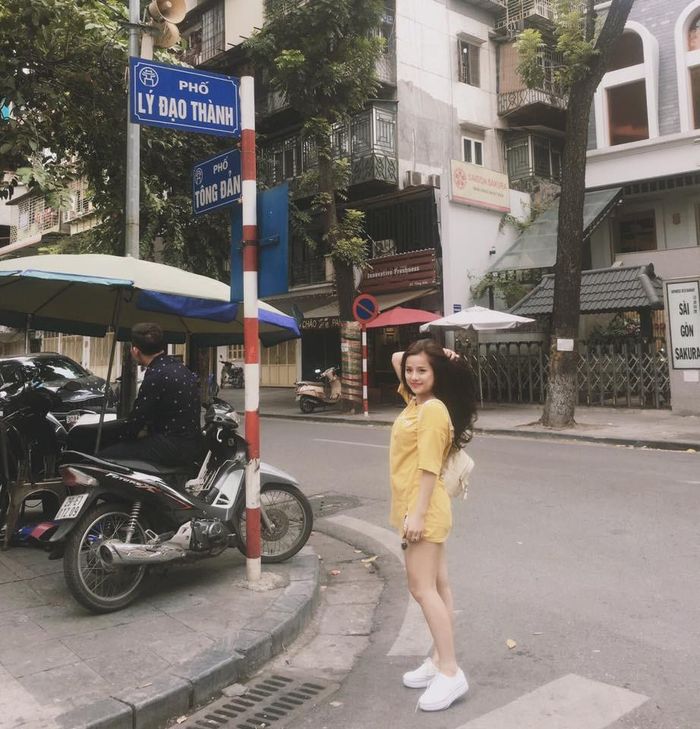 "Mình thề là chỉ chạm nhẹ tay lên quả bưởi thôi, vậy mà nó rụng luôn trên tay lúc nào không biết luôn! Không biết có sao không?", cô gái 9X bày tỏ sự hoang mang, "Cả cây có mỗi một quả thì mình lại làm rụng mất!".