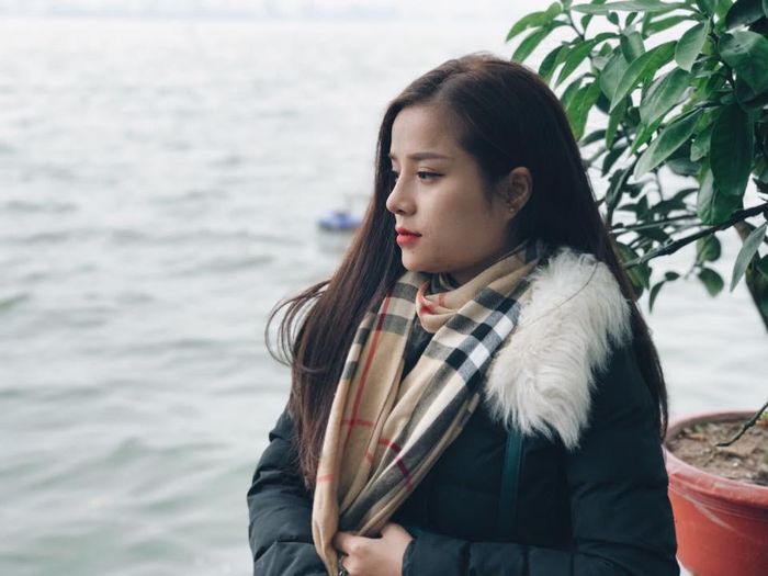 Những hình ảnh ấy sau khi xuất hiện trên mạng đã nhận được vô số bình luận của người xem. Mặc dù bày tỏ sự đồng cảm với cô gái trẻ nhưng đa phần cư dân mạng đều không thể nhịn được cười trước biểu cảm đáng yêu của cô gái khi gặp phải sự cố hy hữu.