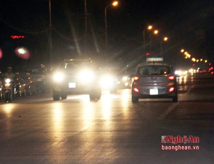 Khoản 2 Điều 8 và khoản 3, Điều 17 Luật giao thông đường bộ nghiêm cấm hành vi sử dụng đèn chiếu xa trong đô thị và khu đông dân cư và khi gặp xe đi ngược chiều (trừ các xe được quyền ưu tiên đang đi làm nhiệm vụ theo quy định). Theo điểm b, điểm g Điều 5 Nghị định 46/2016/NĐ-CP, nếu người điều khiển xe ôtô vi phạm các quy định về bật đèn chiếu xa nêu trên thì mỗi hành vi vi phạm bị xử phạt từ 600.000 đến 800.000 đồng. Người sử dụng đèn chiếu xa trong đô thị, khu đông dân cư thì bị phạt từ 80.000 đến 100.000 đồng theo quy định tại điểm e khoản 2 Điều 6 Nghị định 46/2016/NĐ-CP.Ảnh: Lâm Tùng