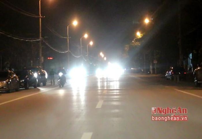 Trong nội thành, hầu hết các tuyến đường được lắp đèn chiếu sáng nên việc bật đèn pha là không cần thiết và tiềm ẩn nguy cơ gây tai nạn. Ánh sáng quá mạnh làm giảm tầm nhìn của người đi ngược chiều, khiến họ không nhìn thấy các vật cản nằm trong luồng chiếu của ánh sáng. Chưa có nghiên cứu cụ thể về tác hại của việc bị đèn pha chiếu vào mắt nhưng chắc chắn thị lực sẽ bị ảnh hưởng nếu liên tục bị nguồn sáng mạnh rọi trực tiếp. Ảnh: Lâm Tùng