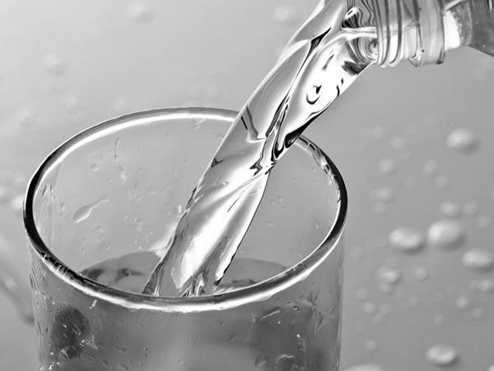 Nước lọc. Người lớn nên uống ít nhất 2 lít nước mỗi ngày để bù đắp lượng chất lỏng cơ thể mất đi khi bị tiêu chảy. Bạn nên uống nước lọc, nước canh, nước trái cây pha loãng hoặc đồ uống thể thao có chứa natri và kali.