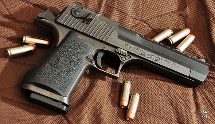Quá trình sản xuất hàng loạt được bắt đầu từ năm 1982 và cho đến nay súng đã có 3 phiên bản khác nhau đó là Desert Eagle Mark I (ra đời năm 1983), Mark VII (ra đời năm 1990) và Mark XIX (ra đời năm 1995). Đây là khẩu súng lục rất được binh lính và những người yêu thích súng sở hữu do sức mạnh kinh hoàng của nó. Nguồn ảnh: Chosul.