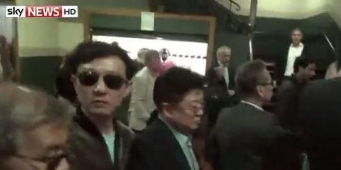Kim Jong Chol (đeo kính đen) tại buổi hòa nhạc của Eric Clapton ở London. Ảnh: Huffington Post.