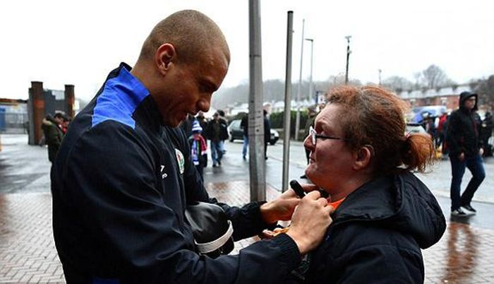 Wes Brown ký tặng người hâm mộ trước trận
