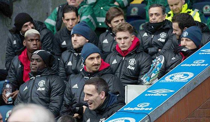 Ibrahimovic ngồi ghế dự bị cùng Luke Shaw, Bailly và Pogba.