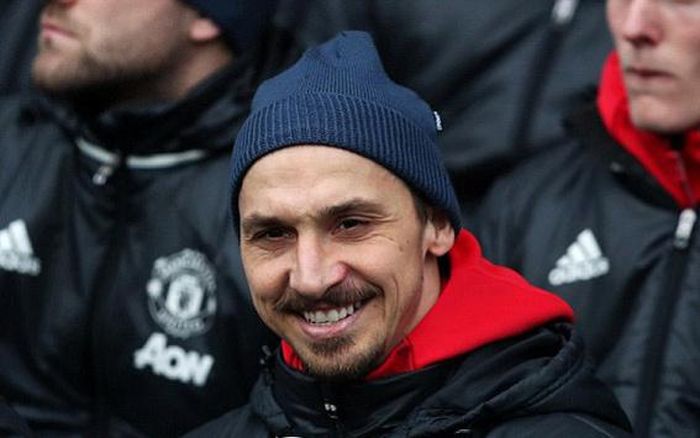Ibra thoải mái trên khán đài nhìn đàn em thi đấu