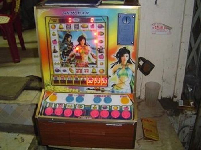 Điện tử xèng xuất hiện tại Việt Nam đầu thập kỷ 90. Vỏ máy bằng gỗ, vi mạch điện tử có đèn led...Ảnh: Wordpress.