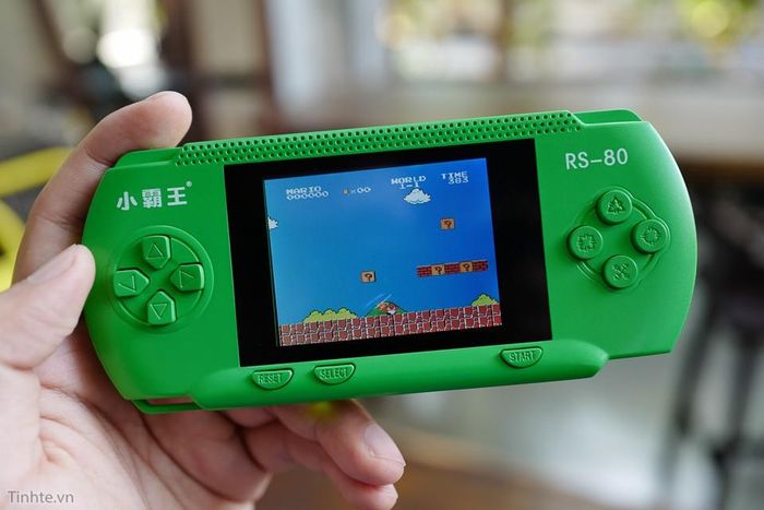 Máy chơi game RS-80 xuất xứ từ Trung Quốc gợi nhớ tuổi thơ của nhiều người với 280 game NES và mở rộng qua khe cắm băng. Ảnh: Tinhte.