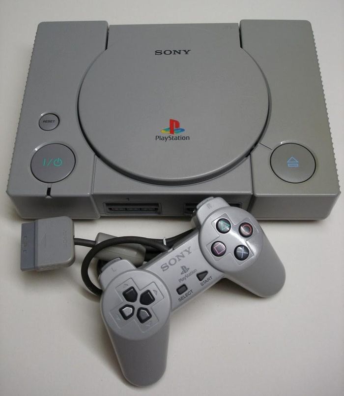 Sở hữu tay cầm khá đặc biệt, Sony Playstation trở thành thiết bị được nhiều người yêu thích nhất. Ảnh: Blogspot.