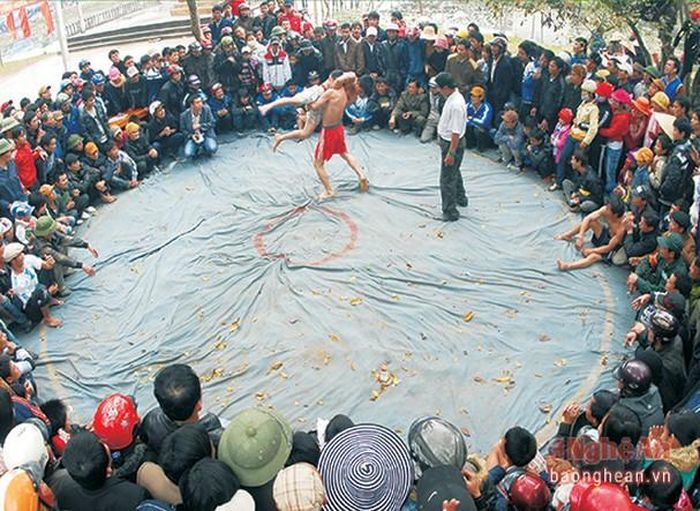 Thi vật tại Lễ hội Đền Đức Hoàng. Ảnh: P.V