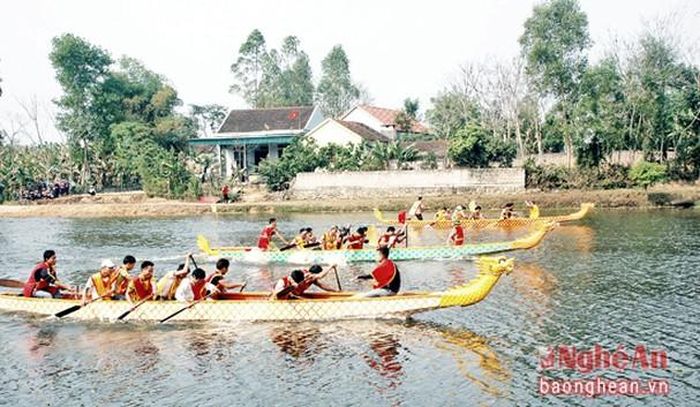 Đua thuyền truyền thống ở Lễ hội đền Đức Hoàng. Ảnh tư liệu