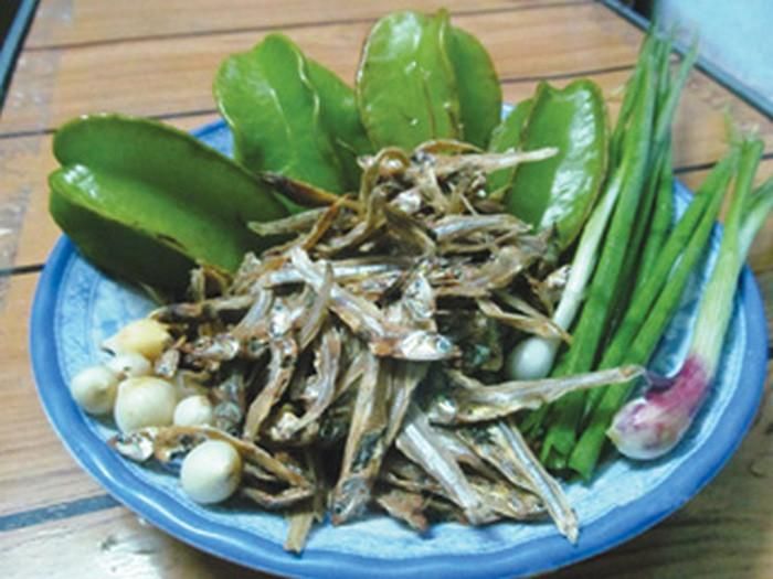 Cá khô kho khế. Nguyên liệu gồm cá khô, thịt ba chỉ, hành khô, khế chua, muối đường, nước mắm, hạt tiêu, ớt. Cá khô rửa sạch rồi ngâm nước ấm khoảng 15 phút rồi vớt ra thêm muối và hạt nêm ướp 30 phút. Thịt ba chỉ thái miếng nhỏ, khế rửa sạch và thái sợi. Ảnh: Cakholangvudai.