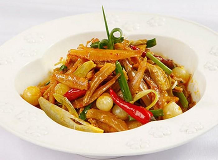 Cho 1 thìa đường cùng 1 thìa nước vào làm nước hàng và cho thịt vào xào qua, thêm mắm muối. Tiếp theo cho cá, khế, hành khô băm nhỏ, ớt, đường vào đun cùng khoảng 25 phút thì lại nêm tiếp gia vị. Mở hé vung và kho tiếp trong 10 phút cho đến khi cá cạn nước là được. Ảnh: Toinayangi.