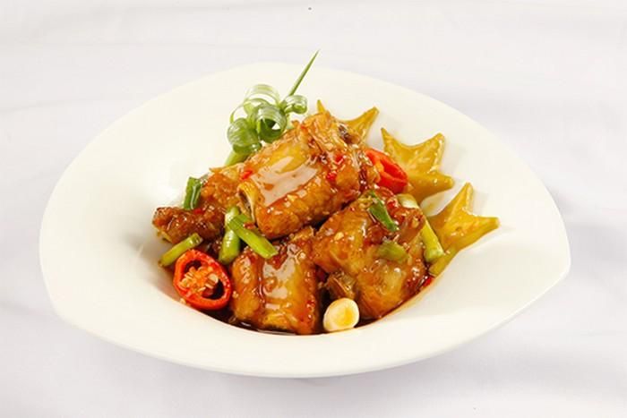 Khi sườn đã chín mềm cho thêm khế chua , ớt vào đảo đều. Đun thêm khoảng 5 phút nữa cho đến khi nước sánh lại. Thêm hành, tiêu đảo đều cho món ăn được dậy mùi hơn rồi tắt bếp. Ảnh: Monngonmoingay.