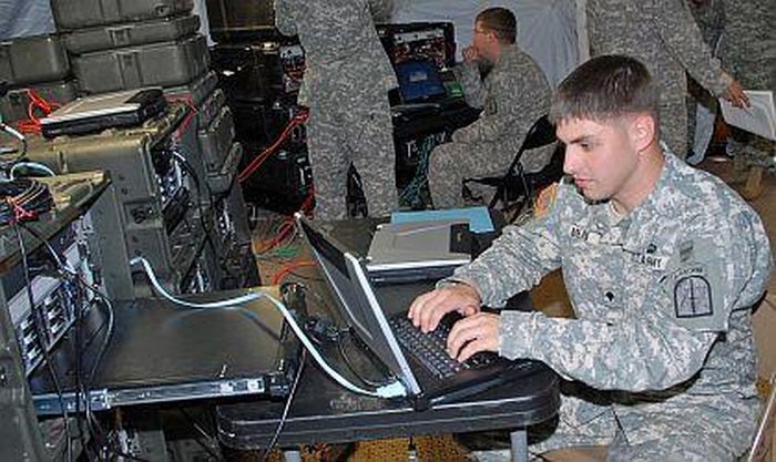 Pin dành cho những chiếc laptop làm việc trong nhà này cũng không cần quá khỏe vì chúng thường được cắm điện 24/7 trong suốt quá trình làm việc của mình. Nguồn ảnh: Military.