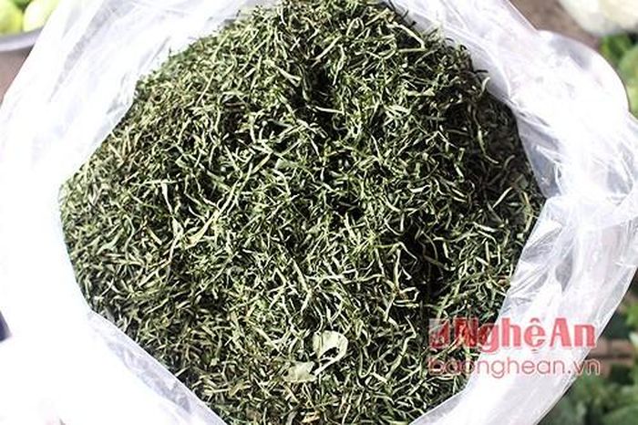 Cách bảo quản lá lằng được lâu là thái nhỏ, phơi khô. Hiện lá khô có giá bán từ 50.000 - 60.000 đồng/kg. Ảnh Việt Hùng