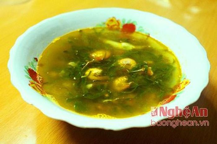 Bát canh lá lằng nấu với tôm sông, cà chua. Ảnh Việt Hùng