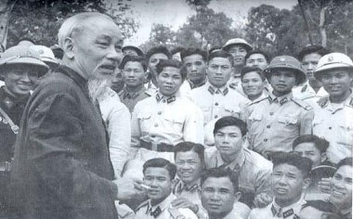 Bác Hồ trò chuyện với cán bộ, chiến sỹ lực lượng vũ trang tỉnh Vĩnh Phúc ngày 2/3/1963.